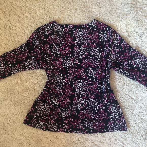 Long sleeve flower V neck top - Picture 3 of 4